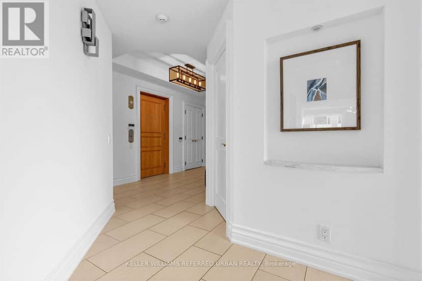 1802 - 38 Avenue Road — photo 8 of 40