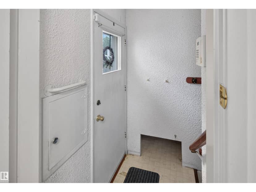 8628 135 AV NW — photo 17 of 34