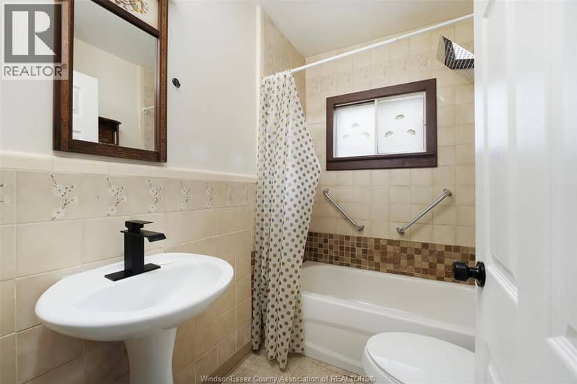 986 Eastlawn AVENUE — photo 9 of 19