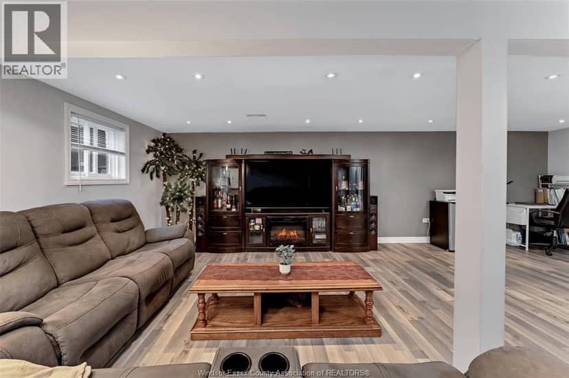 3090 Fairlane Crescent — photo 21 of 40