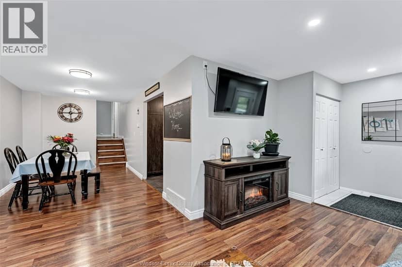 3090 Fairlane Crescent — photo 7 of 40