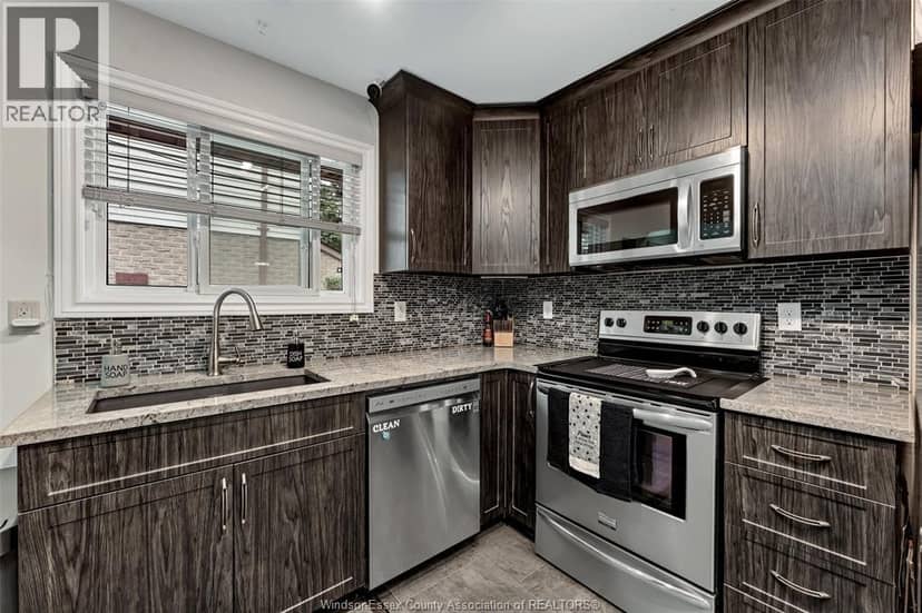 3090 Fairlane Crescent — photo 13 of 40