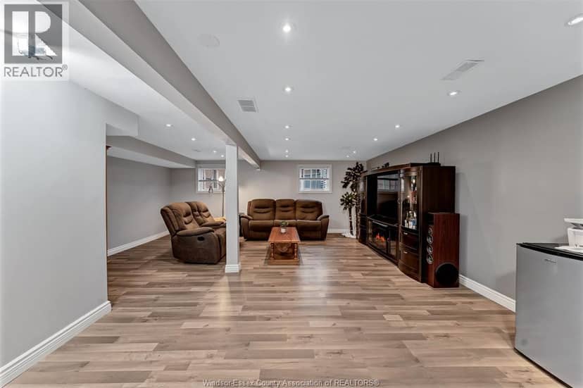 3090 Fairlane Crescent — photo 19 of 40