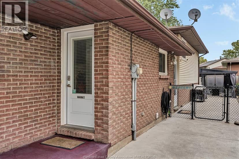 3090 Fairlane Crescent — photo 5 of 40