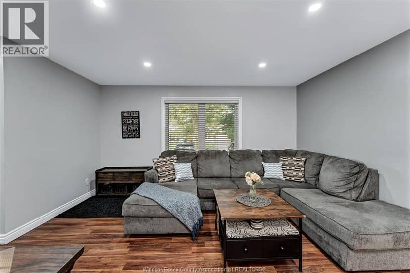3090 Fairlane Crescent — photo 8 of 40
