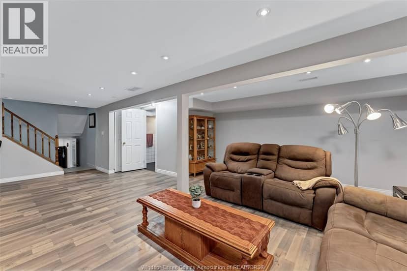3090 Fairlane Crescent — photo 20 of 40