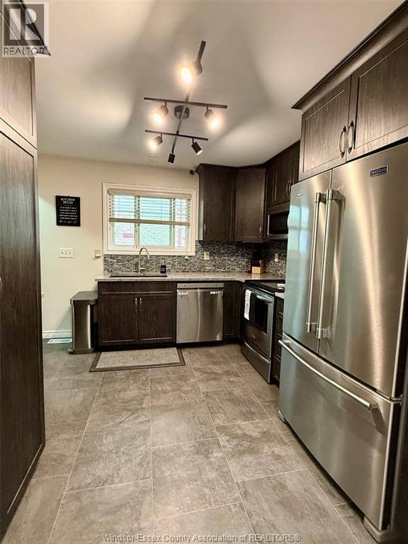 3090 Fairlane Crescent — photo 12 of 40