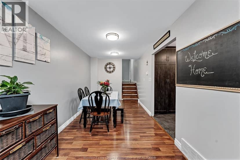 3090 Fairlane Crescent — photo 9 of 40