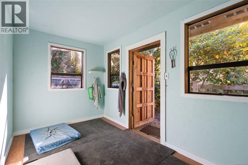 1061 Harlequin Rd — photo 12 of 40