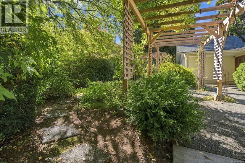 1061 Harlequin Rd — photo 14 of 40