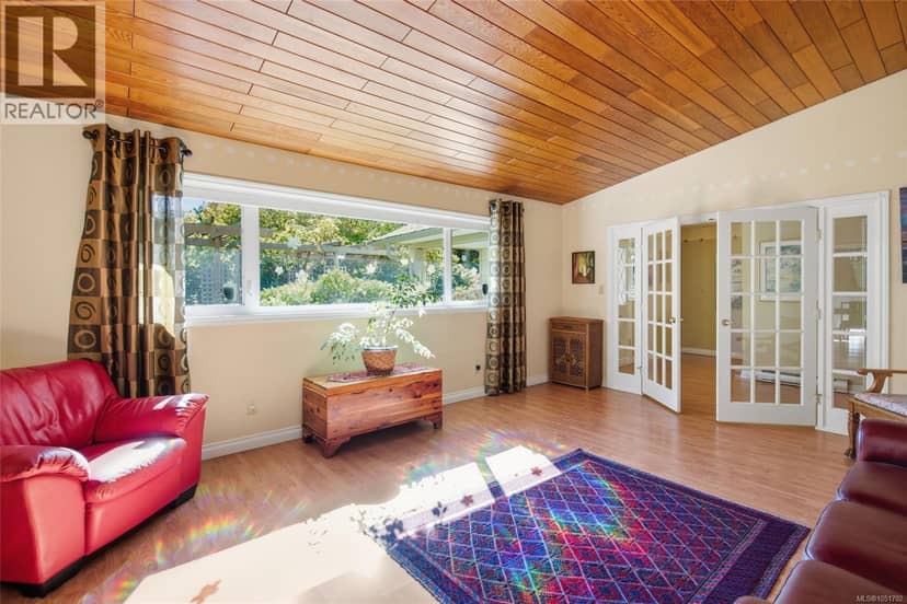 1061 Harlequin Rd, Qualicum Beach, photo 2