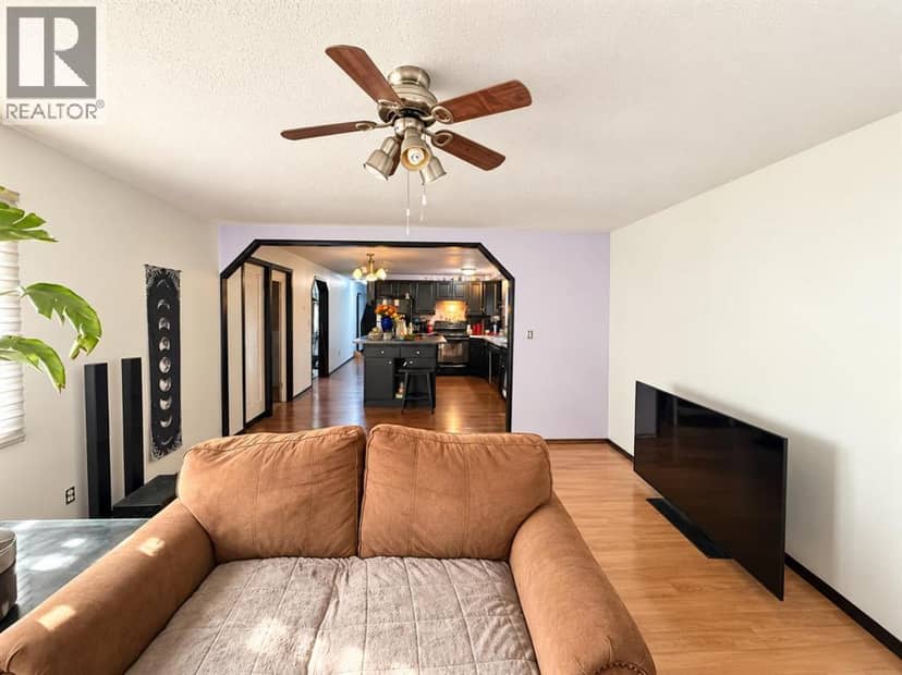 4724 45 Avenue — photo 9 of 15
