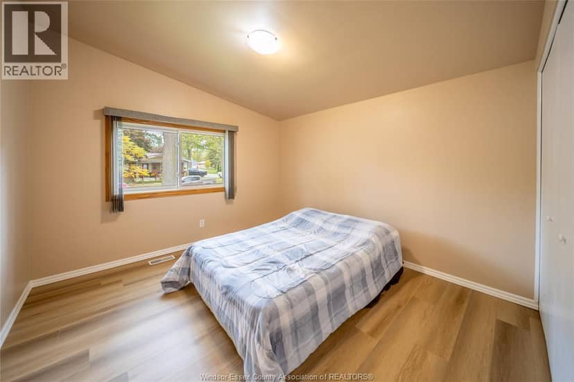 4369 Ashfield Crescent — photo 17 of 38