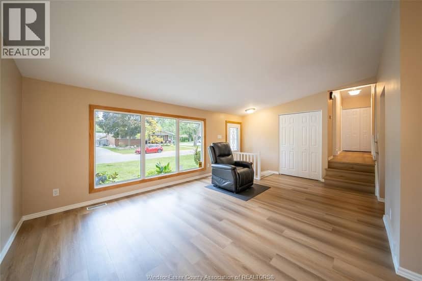 4369 Ashfield Crescent — photo 7 of 38