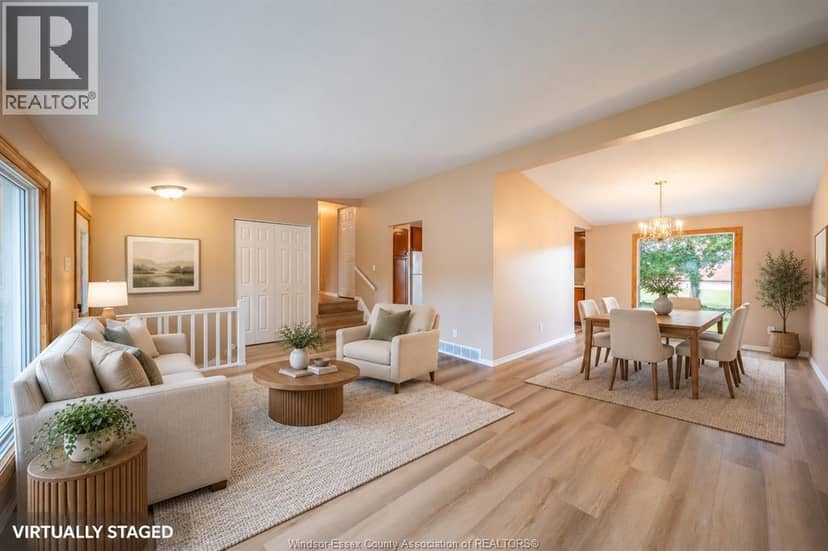 4369 Ashfield Crescent — photo 4 of 38