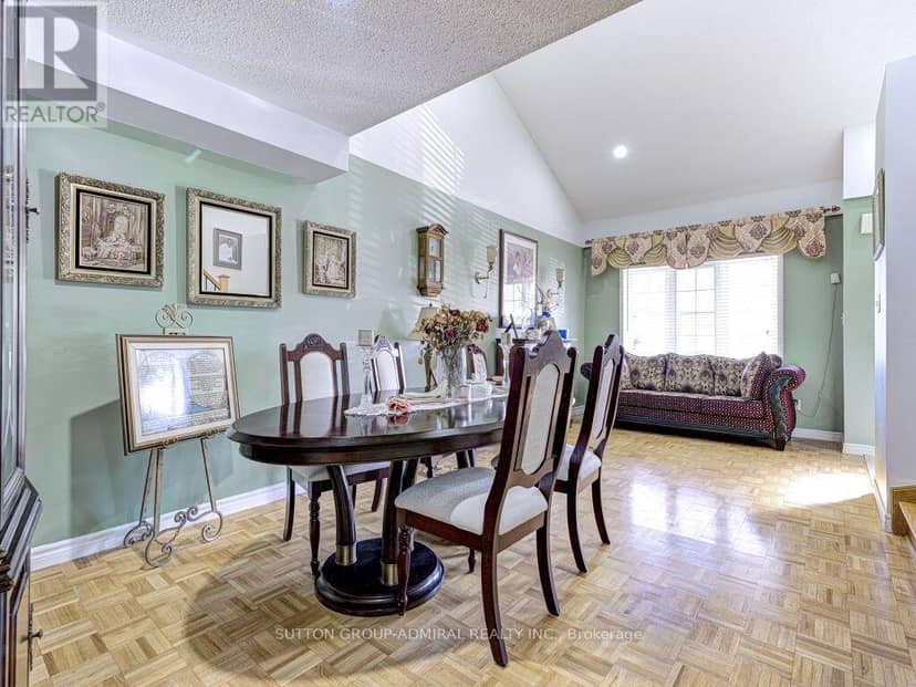 31 Irene Crescent — photo 13 of 36