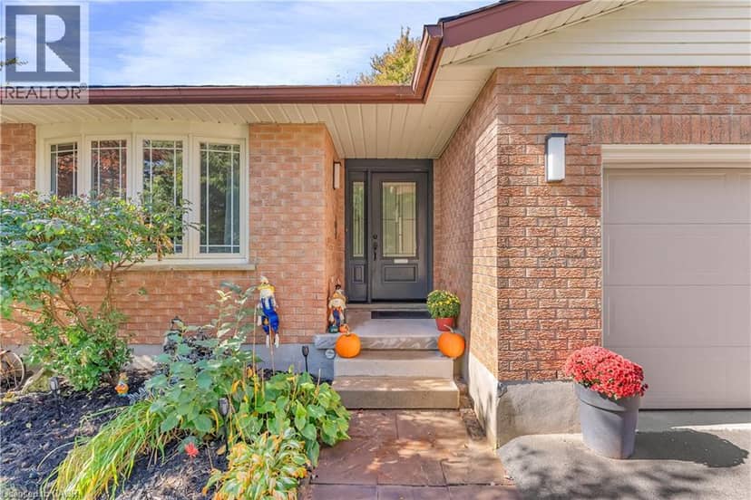 103 WESTVIEW Crescent — photo 3 of 40