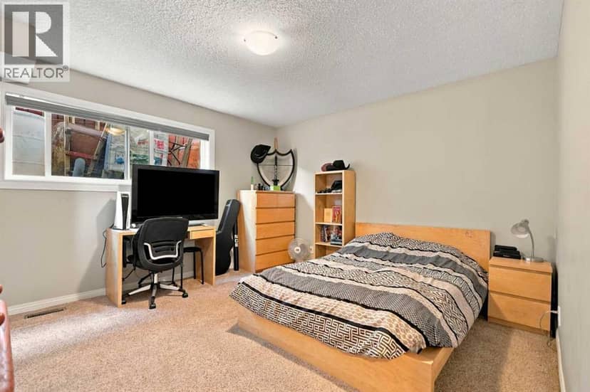 3102 38 Street SW — photo 20 of 40
