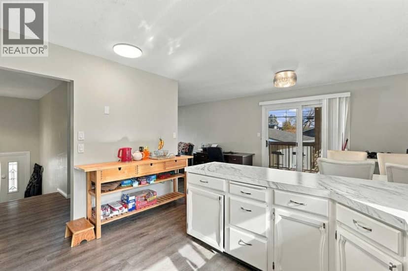 3102 38 Street SW — photo 35 of 40