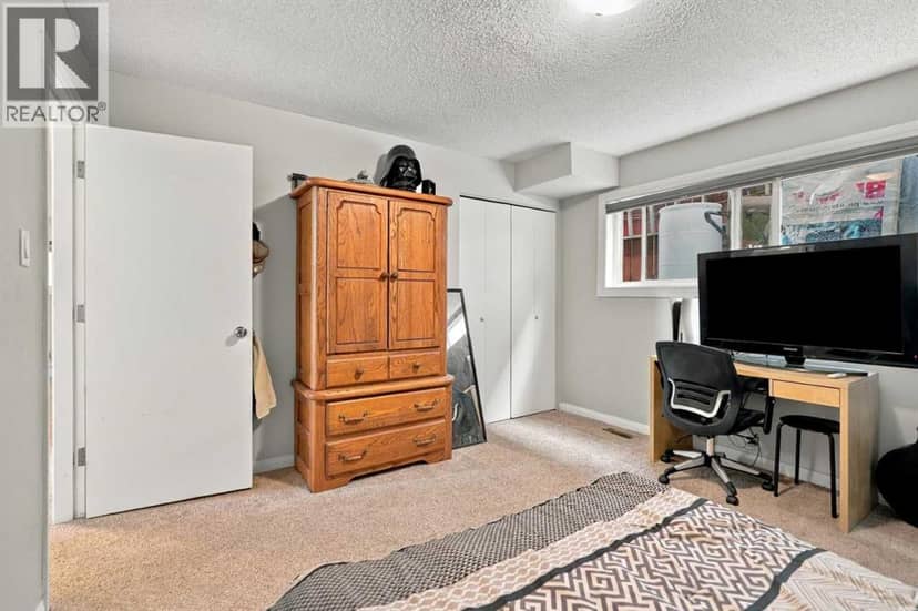 3102 38 Street SW — photo 21 of 40