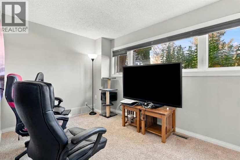 3102 38 Street SW — photo 13 of 40