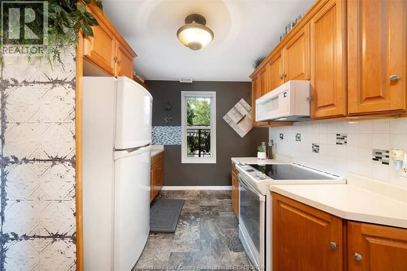 58 Laird AVENUE — photo 18 of 32