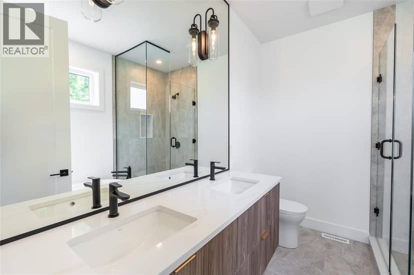 2052 Marion Avenue — photo 14 of 40