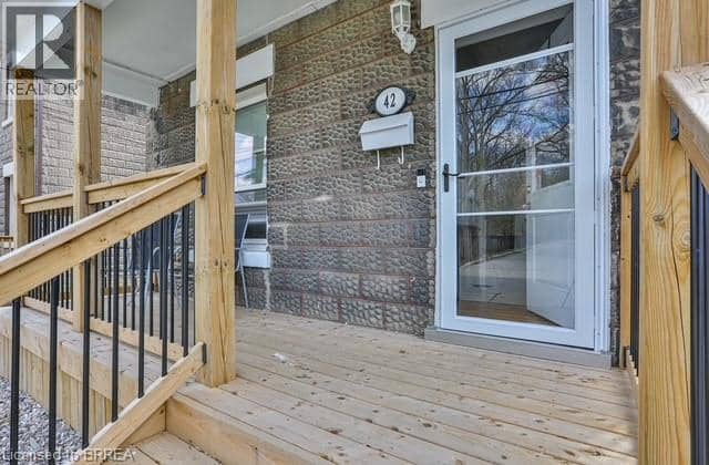 42 SPRING Street, Brantford, photo 3