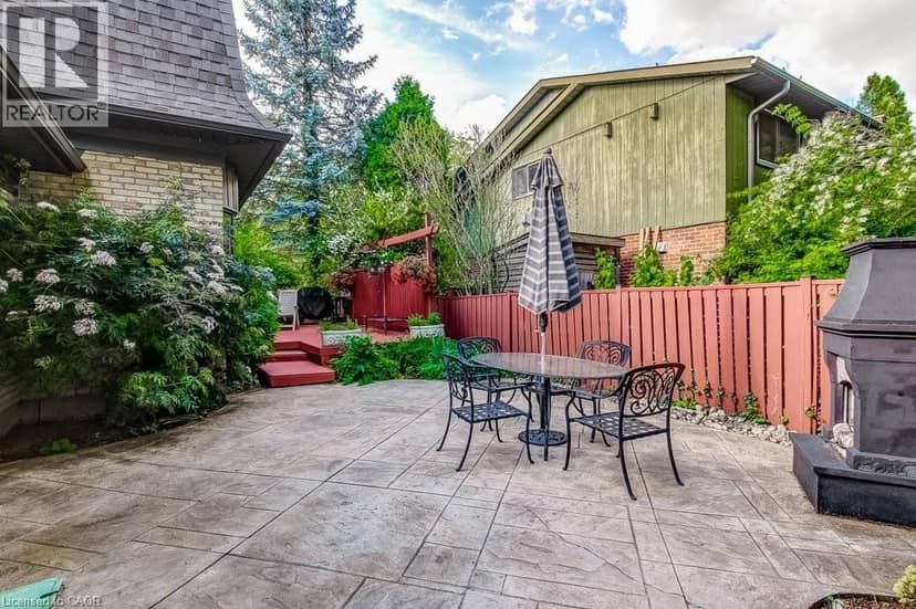 215 BRIAR HILL Crescent — photo 34 of 39