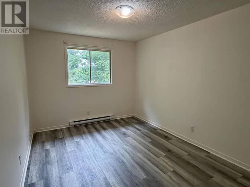 21 LaPrairie CRES — photo 8 of 23