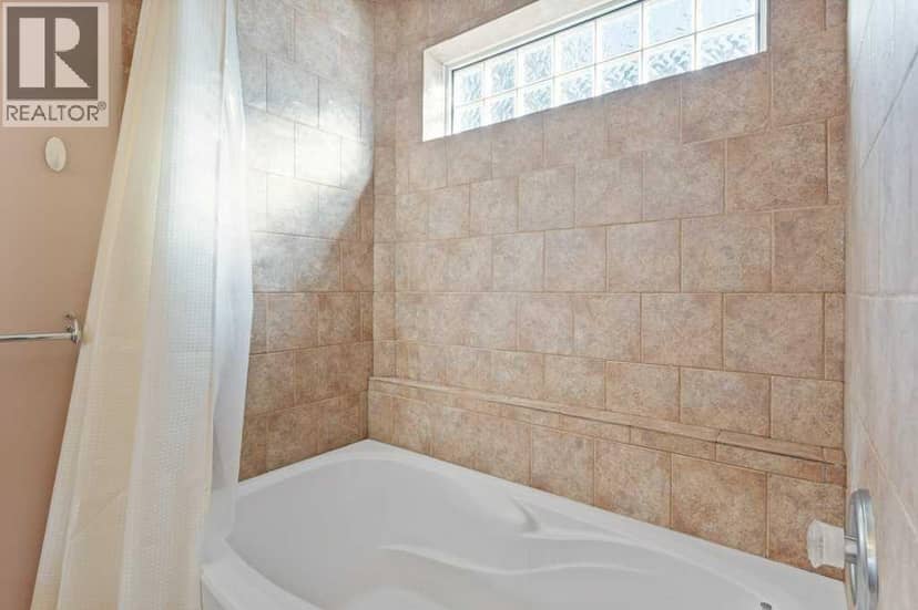 1, 425 13 Avenue NE — photo 21 of 33