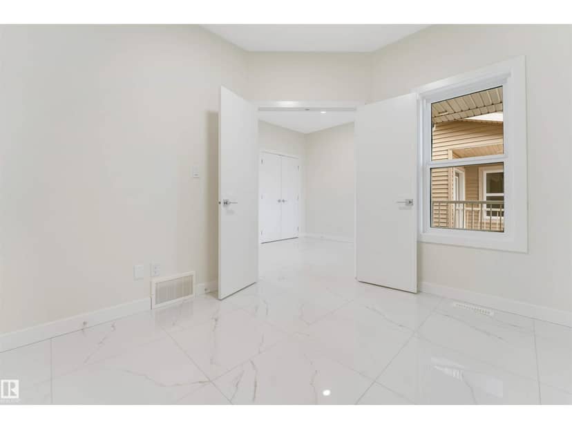 3803 38 AV — photo 13 of 40