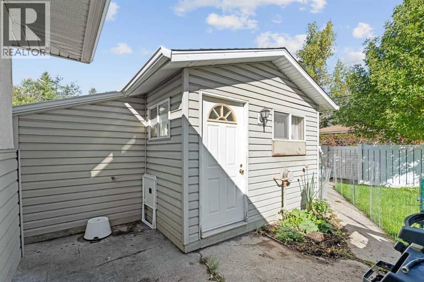 632 44 Avenue NW — photo 38 of 40