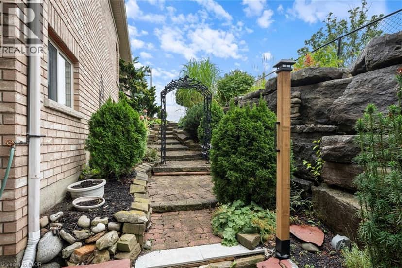10 COBBLESTONE Drive Unit# 25 — photo 34 of 40