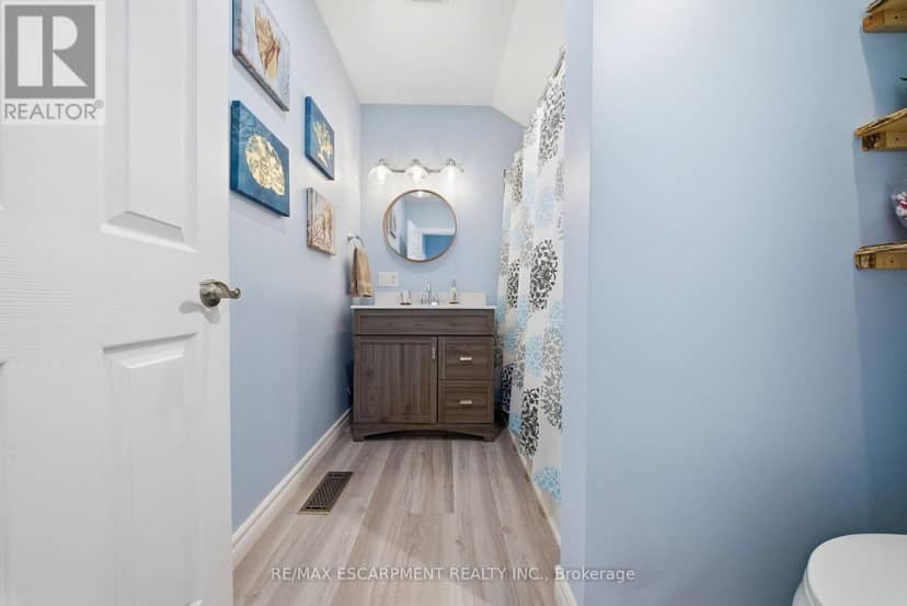 36 Queensdale Avenue W — photo 16 of 21