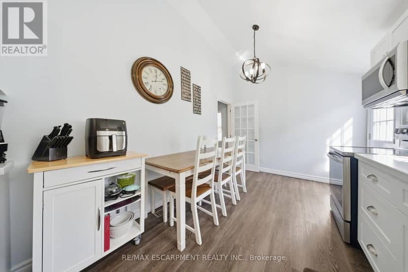 36 Queensdale Avenue W — photo 9 of 21