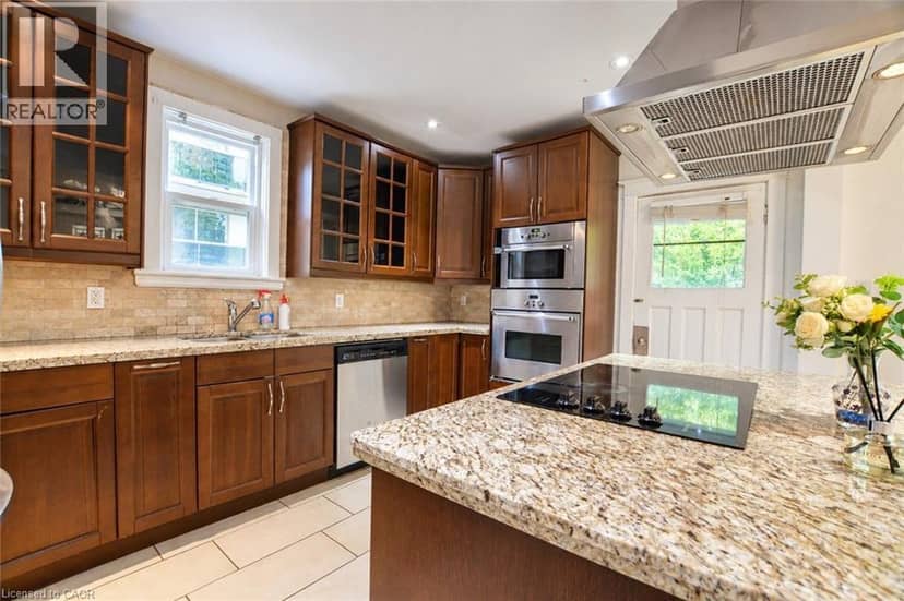 230 DUKE Street — photo 9 of 21