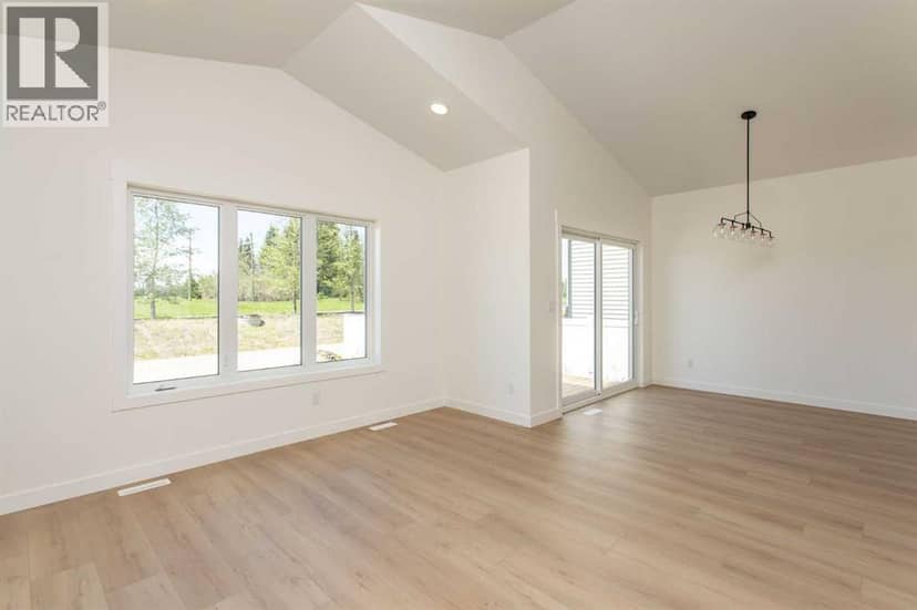 60 Emmett Crescent — photo 9 of 27