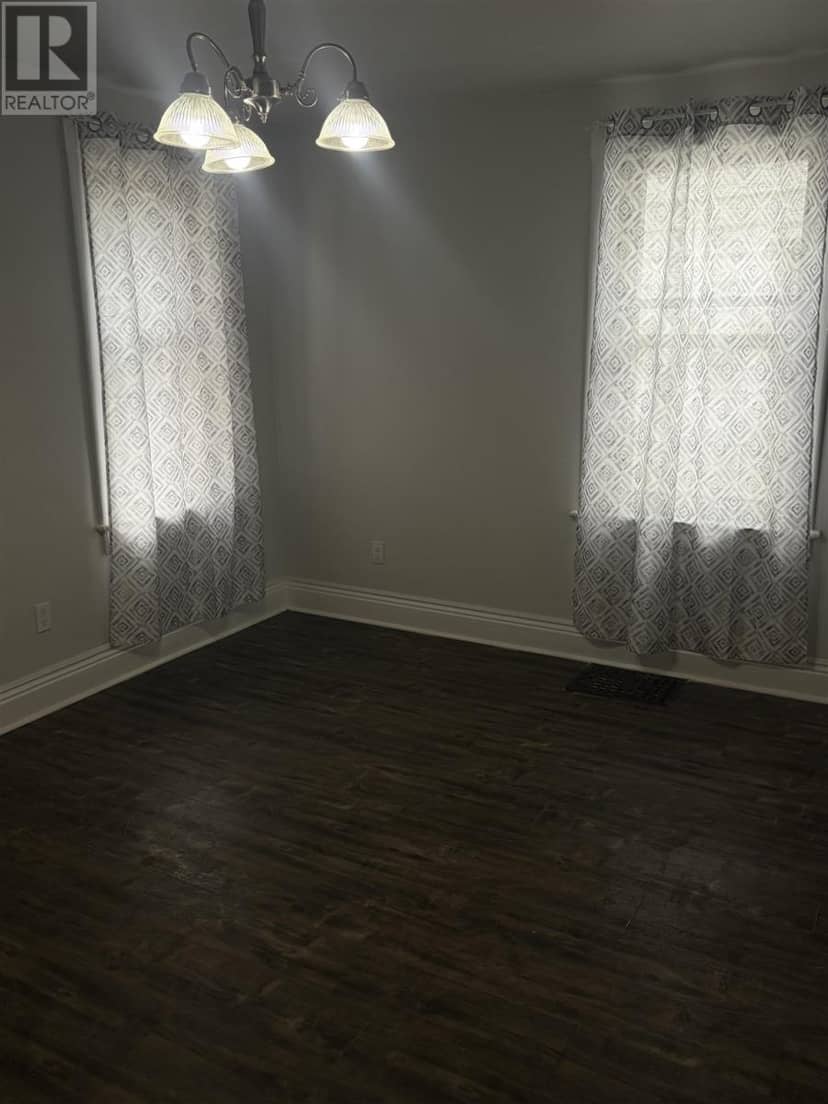 301 Beverley ST — photo 4 of 13