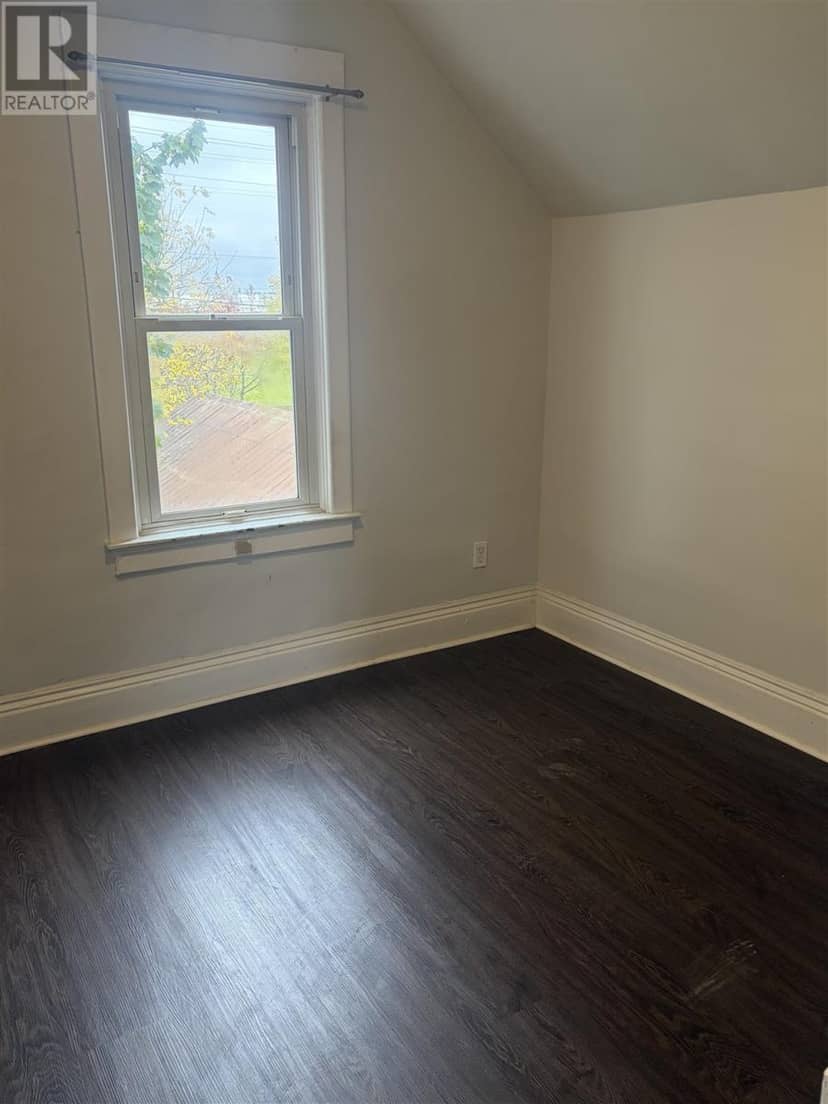 301 Beverley ST — photo 8 of 13