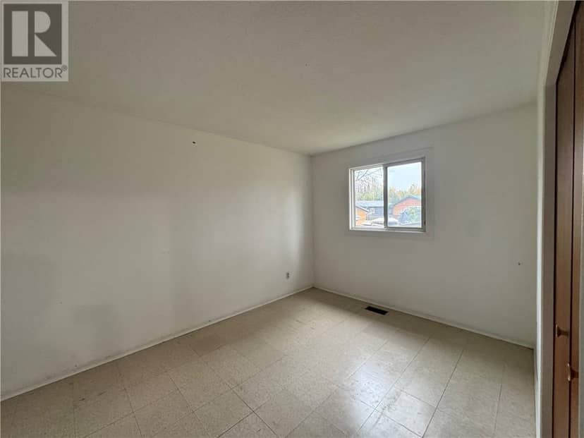 27 SPRUCE Street, Temagami, photo 8