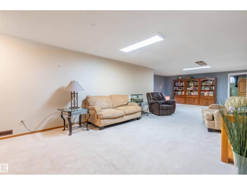 5825 52 ST — photo 34 of 40