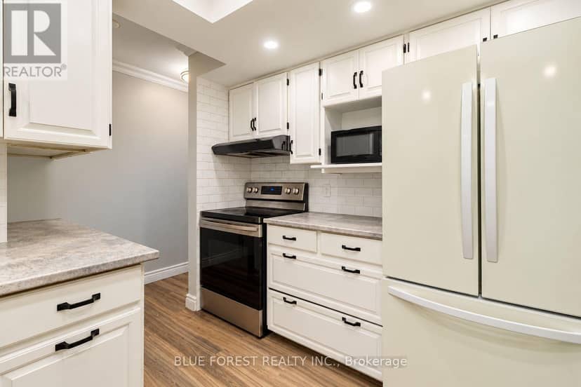 8 - 12 McMaster Crescent — photo 11 of 39