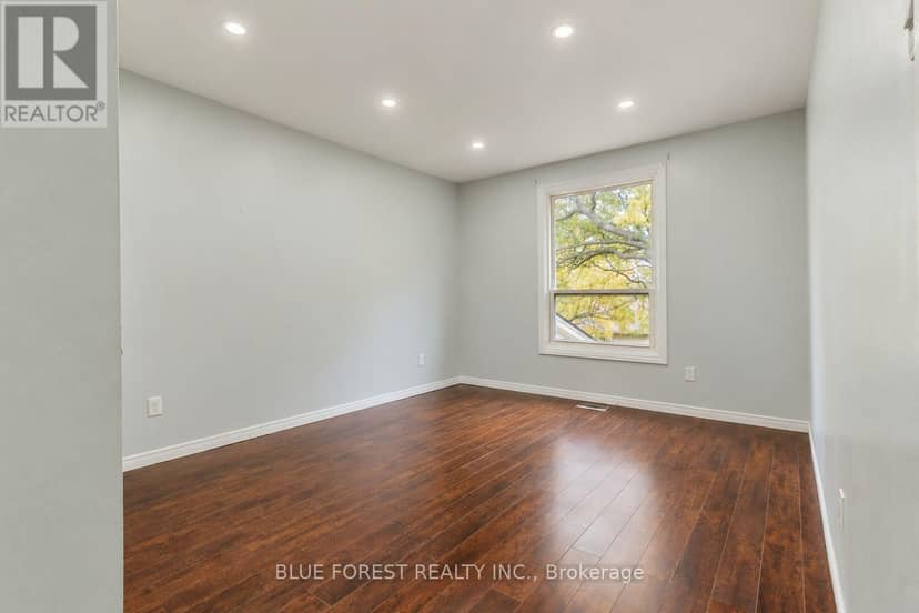 8 - 12 McMaster Crescent — photo 18 of 39