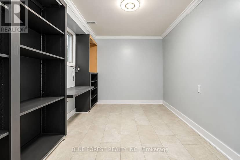 8 - 12 McMaster Crescent — photo 30 of 39