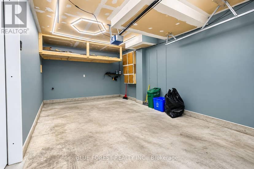 8 - 12 McMaster Crescent — photo 37 of 39
