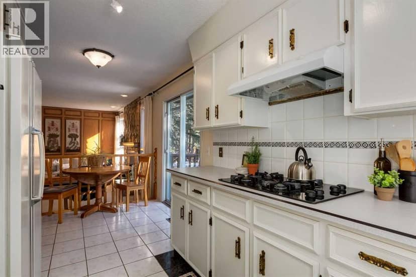 9 Redwood Meadows Close — photo 9 of 40