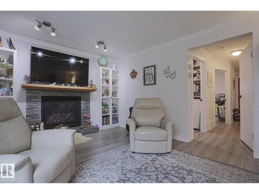 4424 124 AV NW — photo 10 of 40