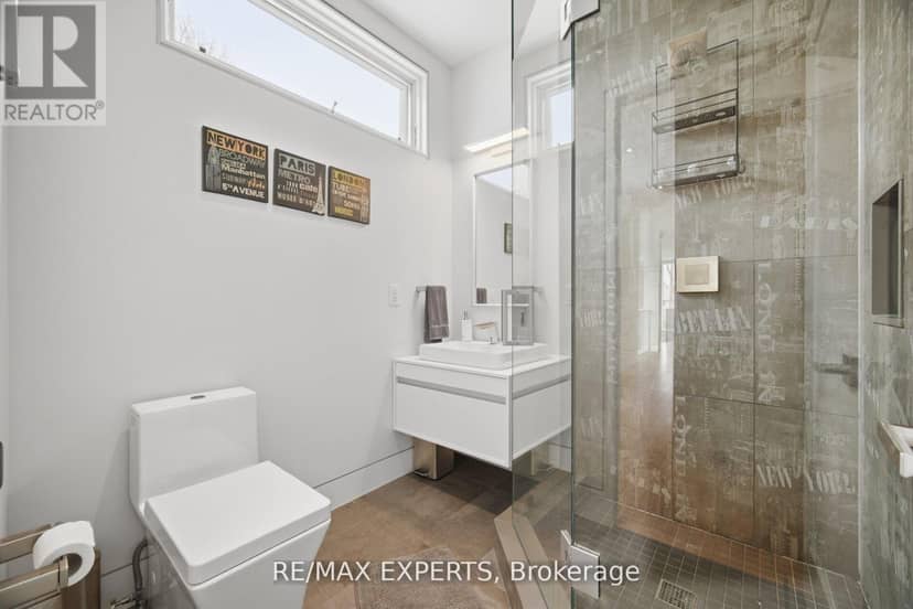 1527 Glenhill Crescent — photo 35 of 40