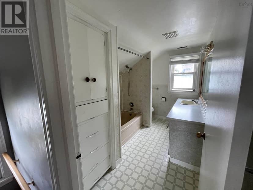 63 Sutherland Street — photo 22 of 37
